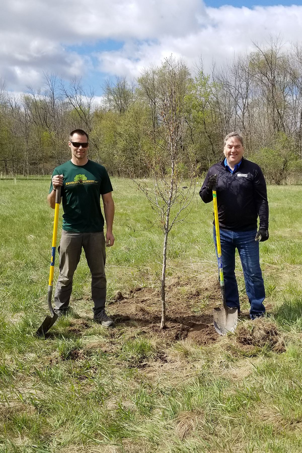 Johnson's Nursery and Waukesha County Executive plant a tree in Minooka Park